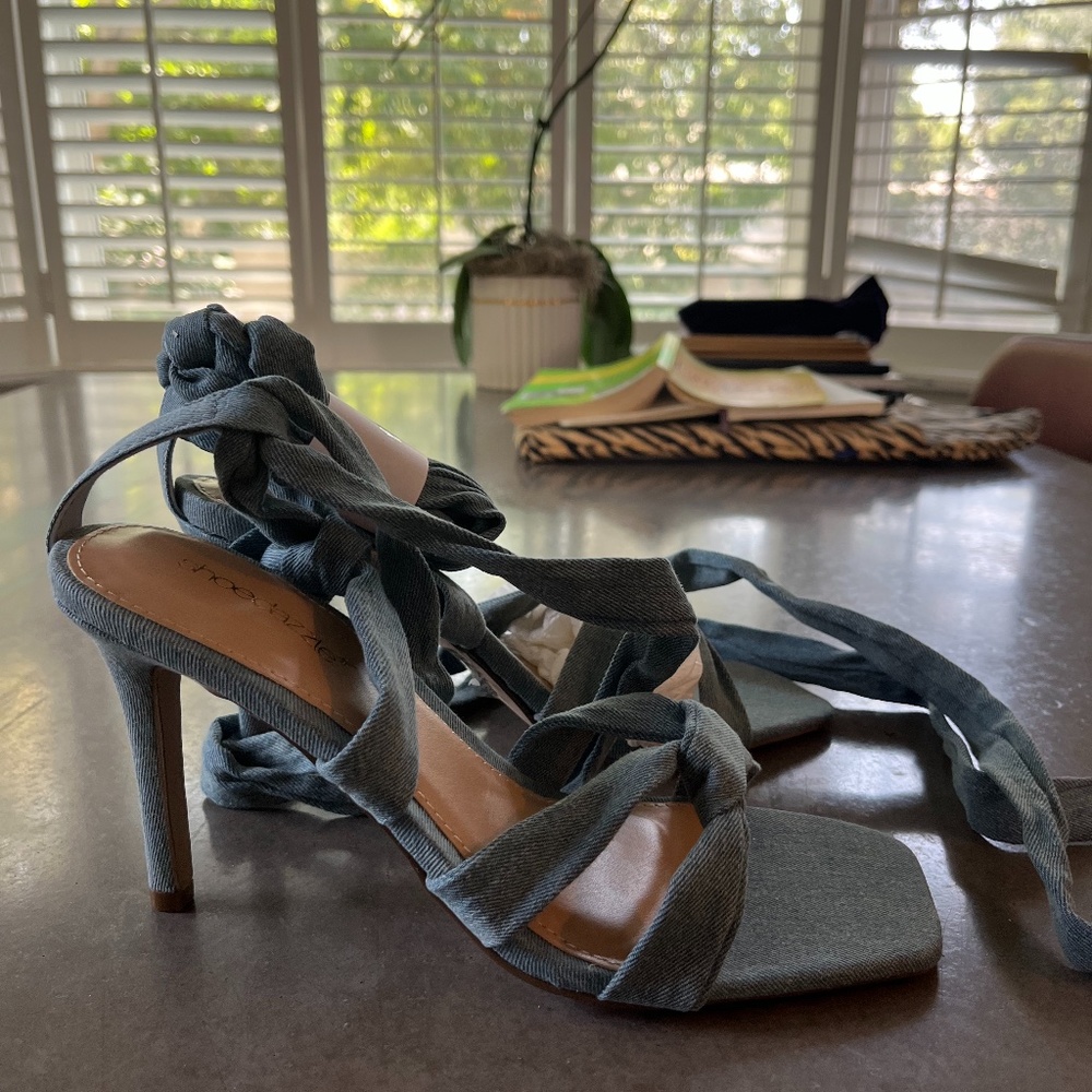 Shoe dazzle denim heels size 7.5